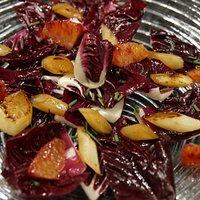 Lauwarmer schwarzwurzelsalat mit cicorino rosso und blutorangen