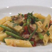 Penne quadrati mit Bohnen und Speck