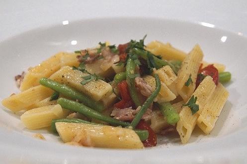 Penne quadrati mit Bohnen und Speck