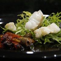 Fischsalat mit gerösteten Peperoni