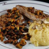 Kalbsschnitzel, eierschwämme und polenta mit belper knolle