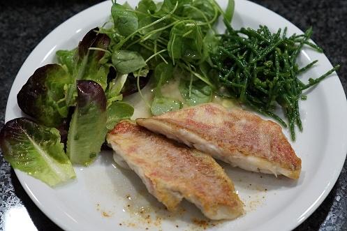 Rotbarbenfilets mit Salicornes und Salat