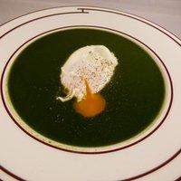 Spinatsuppe mit pochiertem Ei
