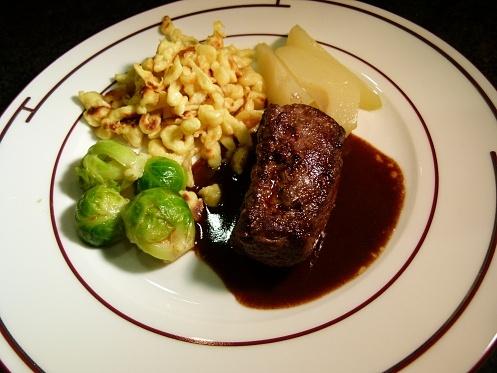 Gams entrecôte mit quarkspätzli und rosmarinbirne