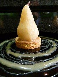 Birne pochiert, auf sablé mit butterscotch sauce