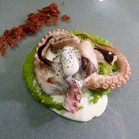 Pulpo auf Erbsenpüree mit Minzschaum