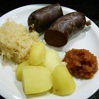 Blutwurst, apfelmus, salzkartoffeln und sauerkraut bzw. kein rezept – für jedermann!
