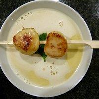 Zitronengrassuppe mit Jakobsmuschelspiess