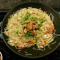 Gemüse mit Reisnudeln aus dem Wok