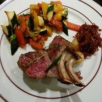 Lammracks mit Sommergemüse