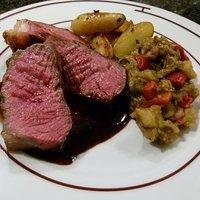 Entrecôte double auf rotweinreduktion, auberginensalat und bratkartoffeln
