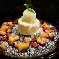 Yuzu parfait und sorbet mit mango und erdbeeren