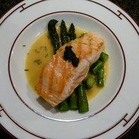 Lachs auf grünem Spargel