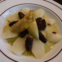 Morcheln mit weissem Spargel