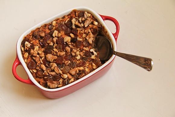 Karottenkuchen mit Haferflocken und Nüssen