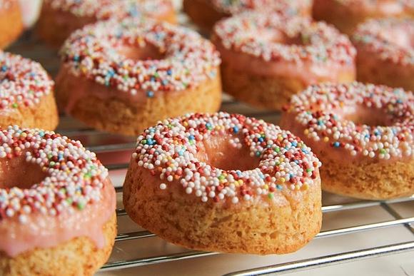 Bunte Minidonuts mit Zuckerglasur