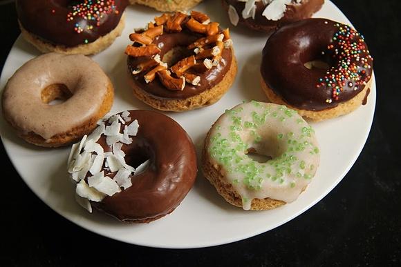 Glutenfreie Donuts mit viel Glasur