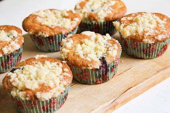 Heidelbeermuffins mit Streuseln und brauner Butter