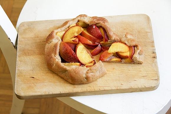 Rustikale Pfirsichtarte mit Germteig