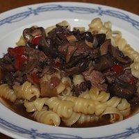 Rezept: Rotweingulasch mit Champignons