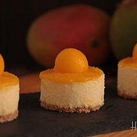 Happy blögsday-törtchen mit weißer-schokoladen-bavaroise und mango