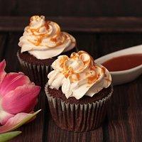 Schoko-Buttermilch-Cupcakes mit Earl-Grey-Häubchen und Salzkaramell