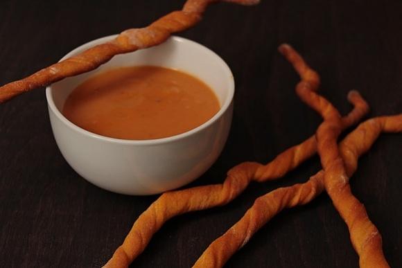 Zweierlei kartoffelsuppe mit möhren curry grissini