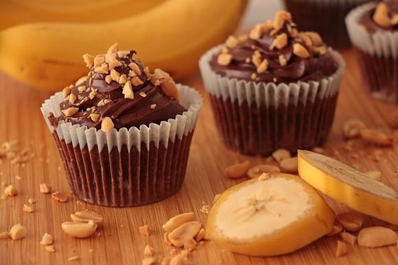Bananen-Schoko-Cupcakes mit Erdnuss-Topping