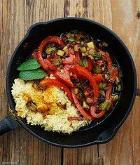 Geschmorte rote paprika mit frühlingszwiebeln, ingwer, rosinen, curry, zimt, oregano und kokosmilch