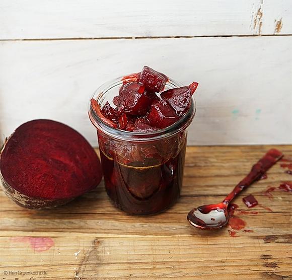 Orientalisches rote-bete-chutney mit zwiebeln, balsamico, rosinen, chili, curry, zimt und kreuzkümmel
