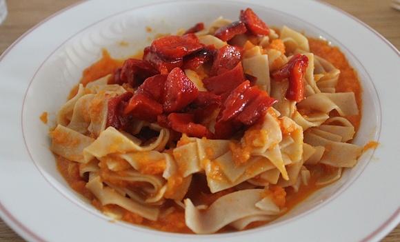 Pasta mit Möhren-Paprikasauce