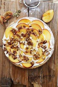 Pfirsichtarte mit Kardamom-Mascarpone-Creme und gebrannten Haselnüssen
