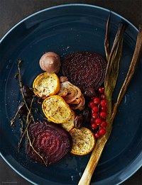 Ofengemüse-variation mit gelber zucchini, roter bete, kalamata-oliven, thymian, frühlingszwiebeln, johannisbeeren und einer crème aus avocado, kirsche und kreuzkümmel