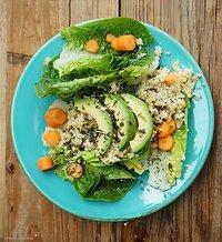 Romana-salat mit möhren, avocado, hirse mit bockshornklee und einer estragon vinaigrette