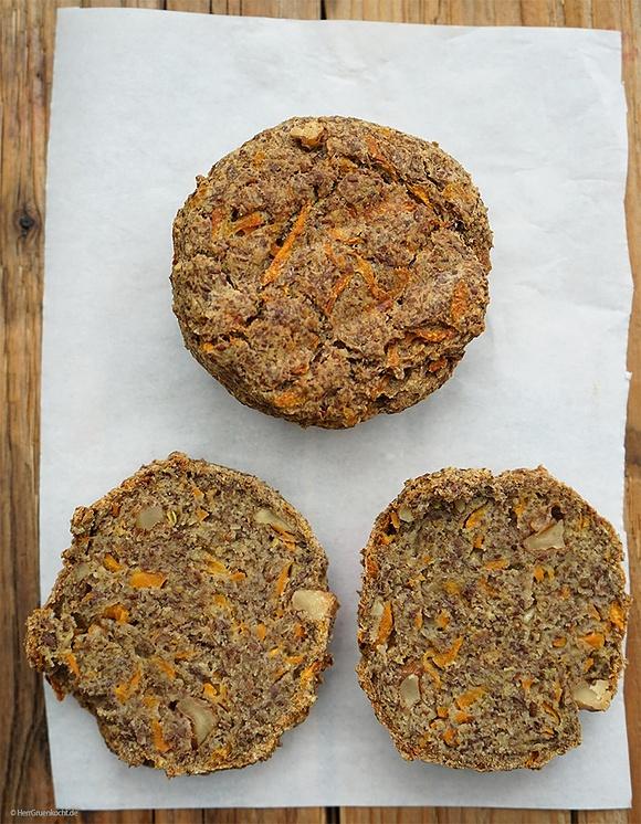 Buchweizen-Leinsamen-Brötchen mit Karotte und Walnuss