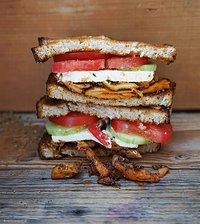Griechisches sandwich mit gyros, feta, tomaten und gurke und einer eigens hergestellten gewürzpaste