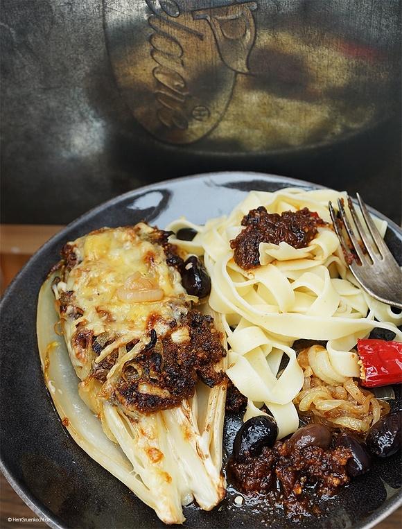 Neapolitanischer chicorée mit hausgemachtem pesto und pasta