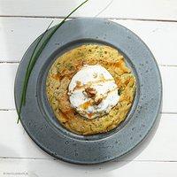 Linsenmehl-dinkel-pancakes mit schnittlauch, walnuss-joghurt und kokosblütensirup