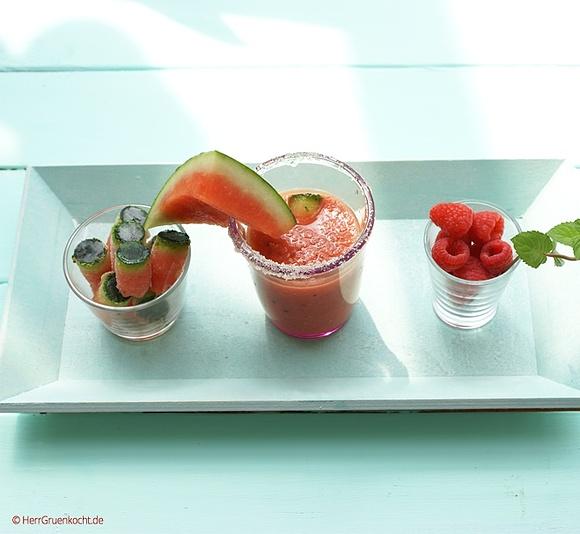 Erfrischendes fruchtgetränk himbeer-melone-minze mit melonen-eiswürfeln