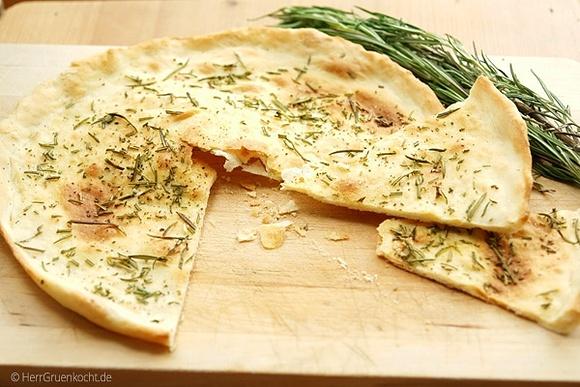 Rosmarin pizza mit olivenöl, pfeffer und salz