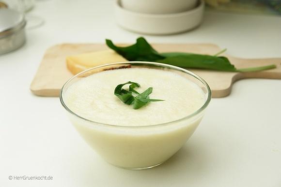 Kohlrabischaumsuppe mit Käse und Bärlauch