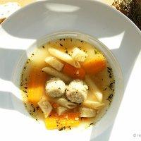 Gemüsesuppe mit Sahnemeerrettich und Grießklößchen