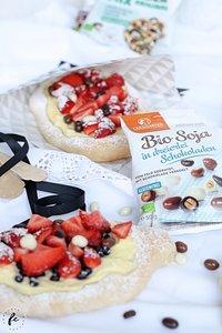Kuchen | beeren-germteig-fladen mit vanille-topfencreme und landgarten bio soja snacks