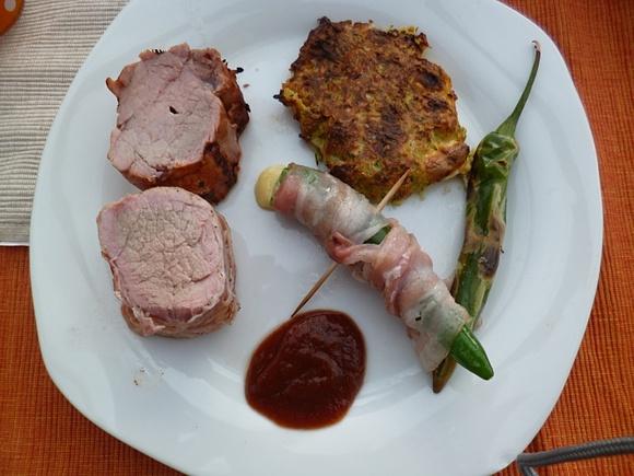 Schweinefilet in riesling marinade und im speckmantel mit zucchini-feta taler