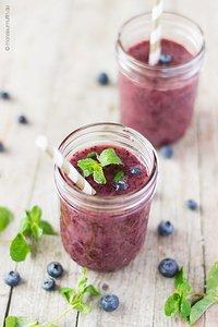 Blaubeer-Smoothie mit Minze und Chia-Samen