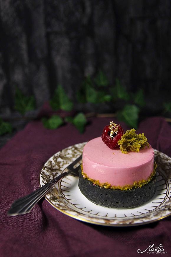 Schwarze himbeer-pistazien tartelette mit lychees