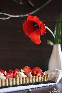 Pistazientarte mit erdbeeren, rhabarber und verschiedenen mascarponecremes