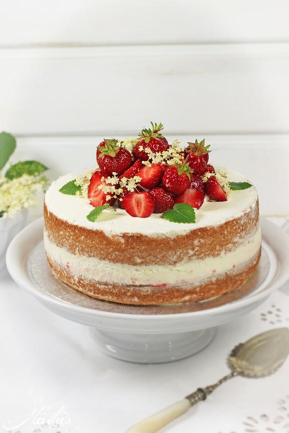 Kleines nackiges Erdbeeren-Hollunderblüten-Törtchen