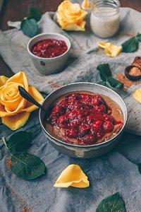 Lieblingsfrühstück: warmer dinkelgrießbrei mit himbeeren