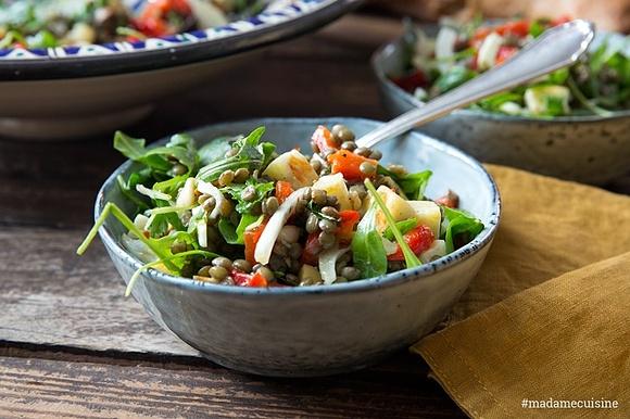 Linsensalat mit fenchel, rucola, paprika und halloumi